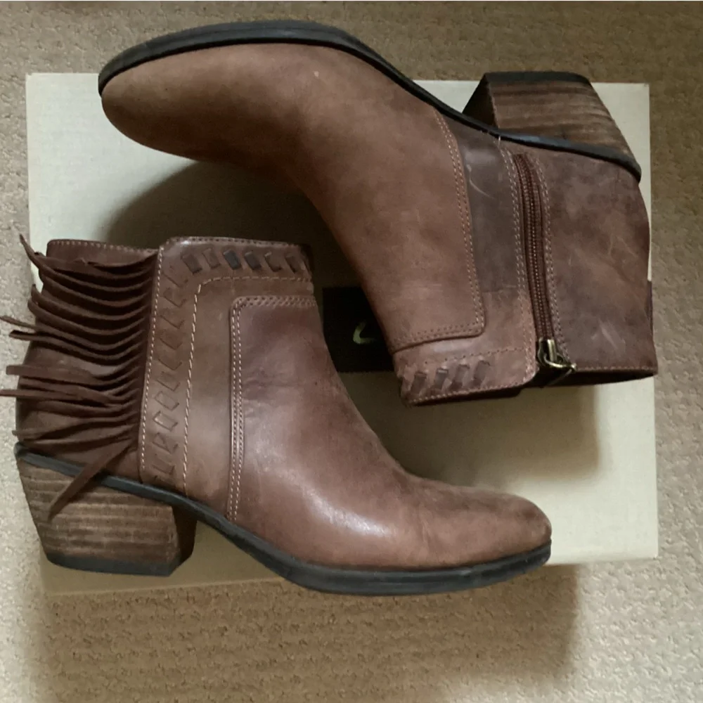 ♦️ CLARKS Artisan Leather Ankle Boots Sz 6 EUC fringe western bootie brown